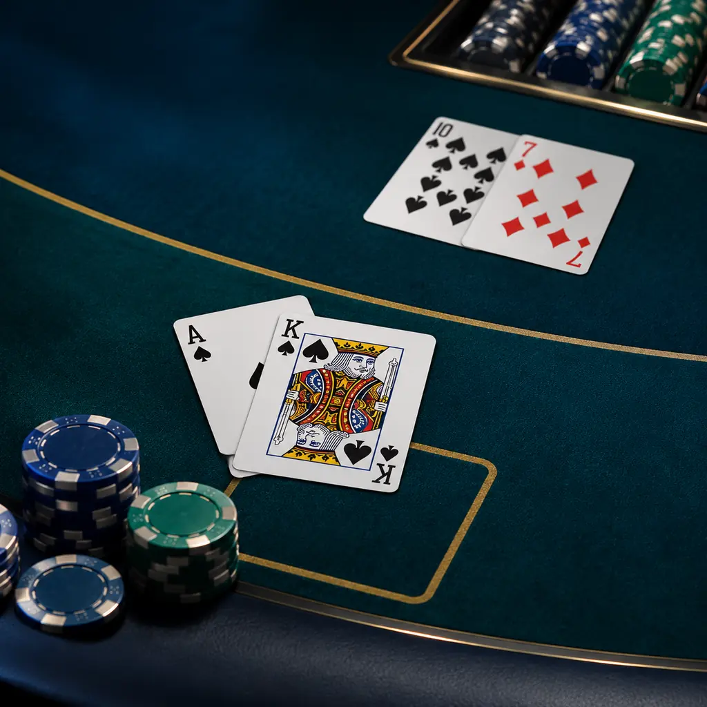 Kartu blackjack dan cip di atas kain meja kasino
